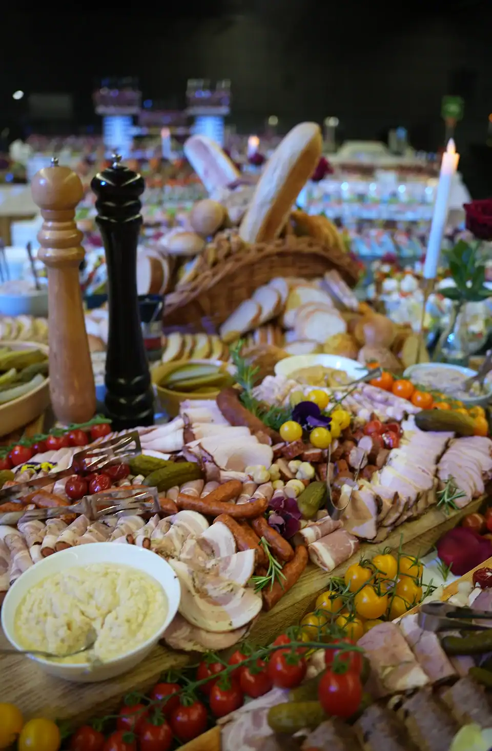 Elegancki stół cateringowy podczas wydarzenia