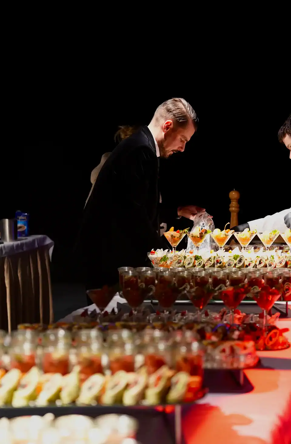 Szymon Wojta podczas obsługi cateringu eventowego