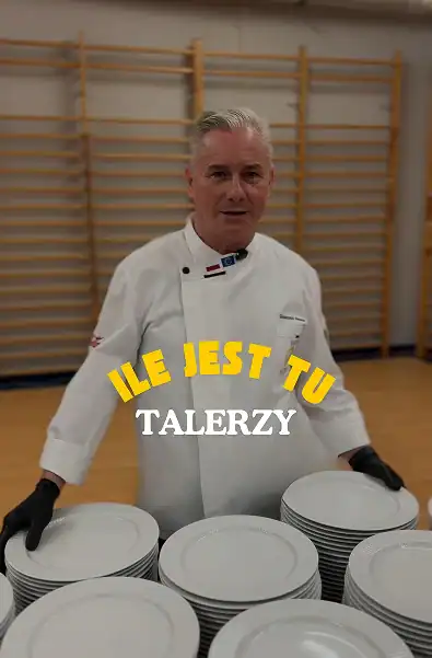 Kucharz przygotowujący catering eventowy z dużą liczbą talerzy oraz napisem „Ile jest tu talerzy”