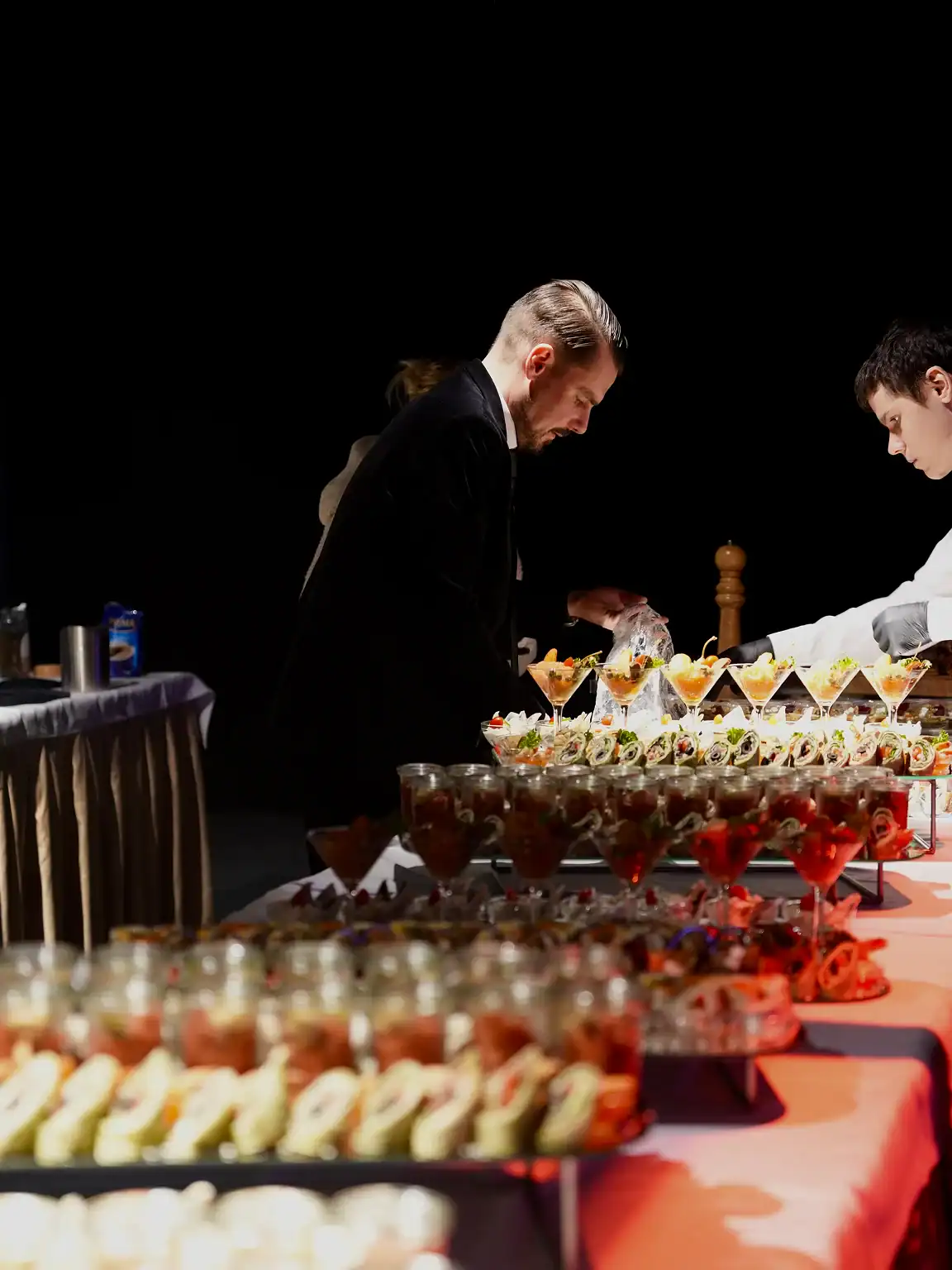 Szymon Wojta podczas obsługi cateringu eventowego