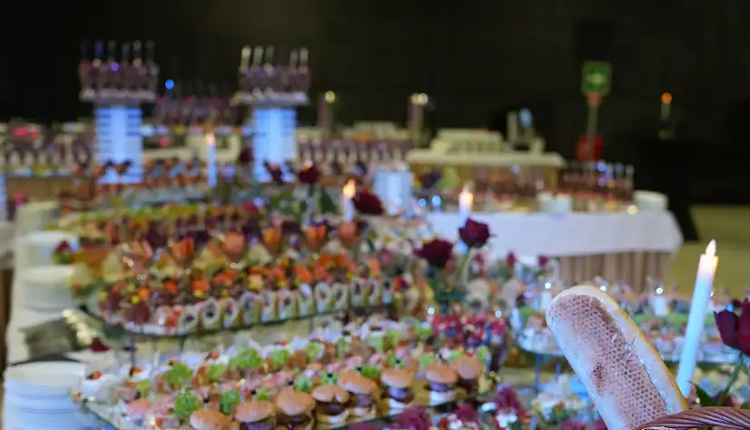 Elegancki bufet cateringowy podczas eventu