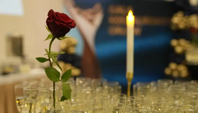Stół z napojami na imprezie okolicznościowej