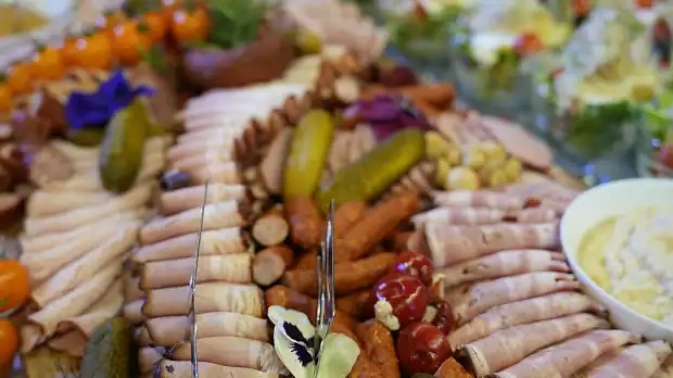 Stół cateringowy z różnorodnym menu